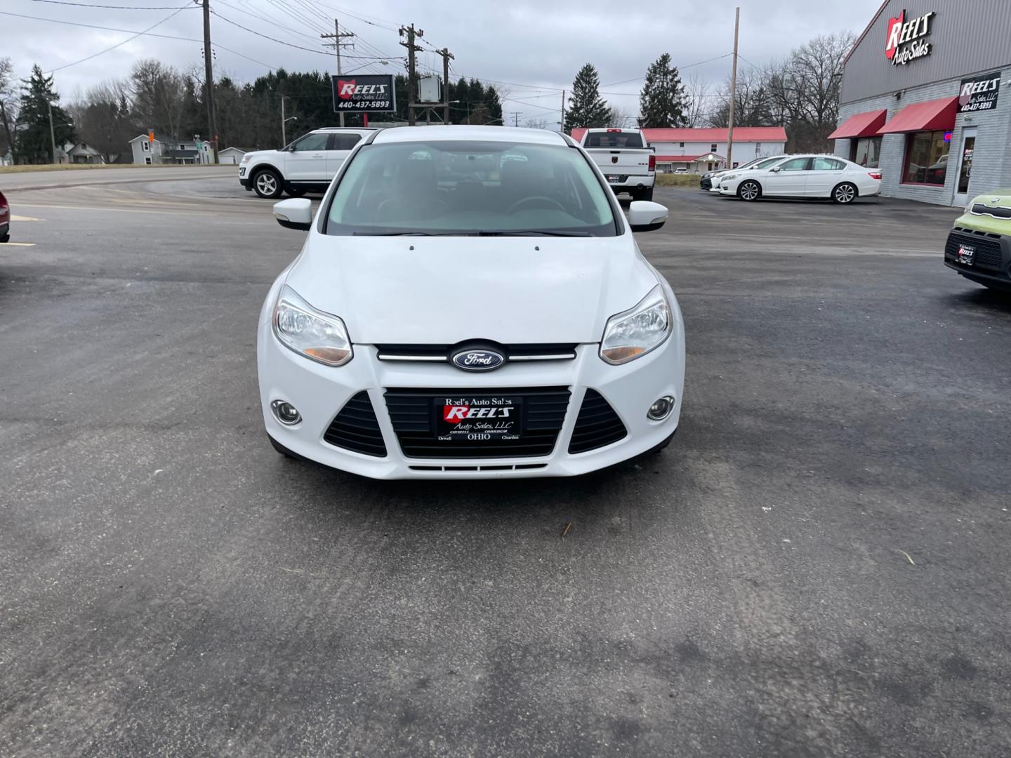 2013 White /Black Ford Focus SE Hatch (1FADP3K29DL) with an 2.0L I4 DOHC 16V engine, 6 Speed Automatic transmission, located at 547 E. Main St., Orwell, OH, 44076, (440) 437-5893, 41.535435, -80.847855 - Photo#1